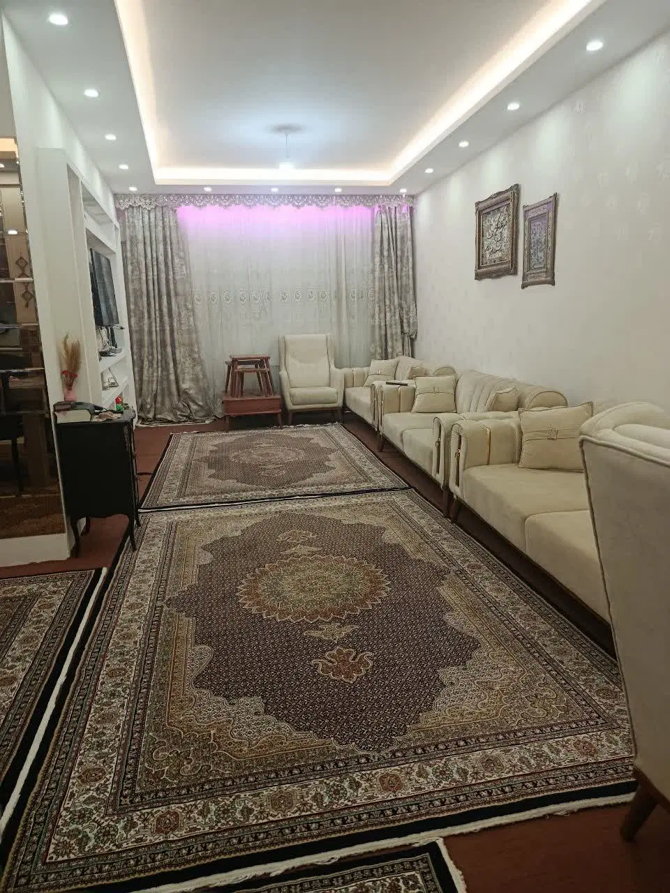 ساختمان دو طبقه راه جدا