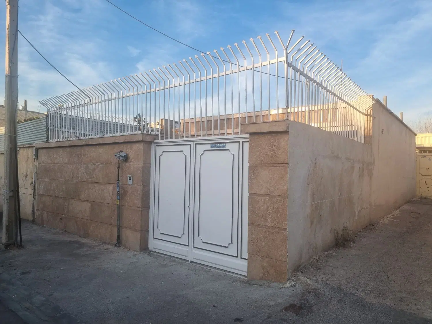 منزل ویلایی درب حیاط ۱۳۰ متر