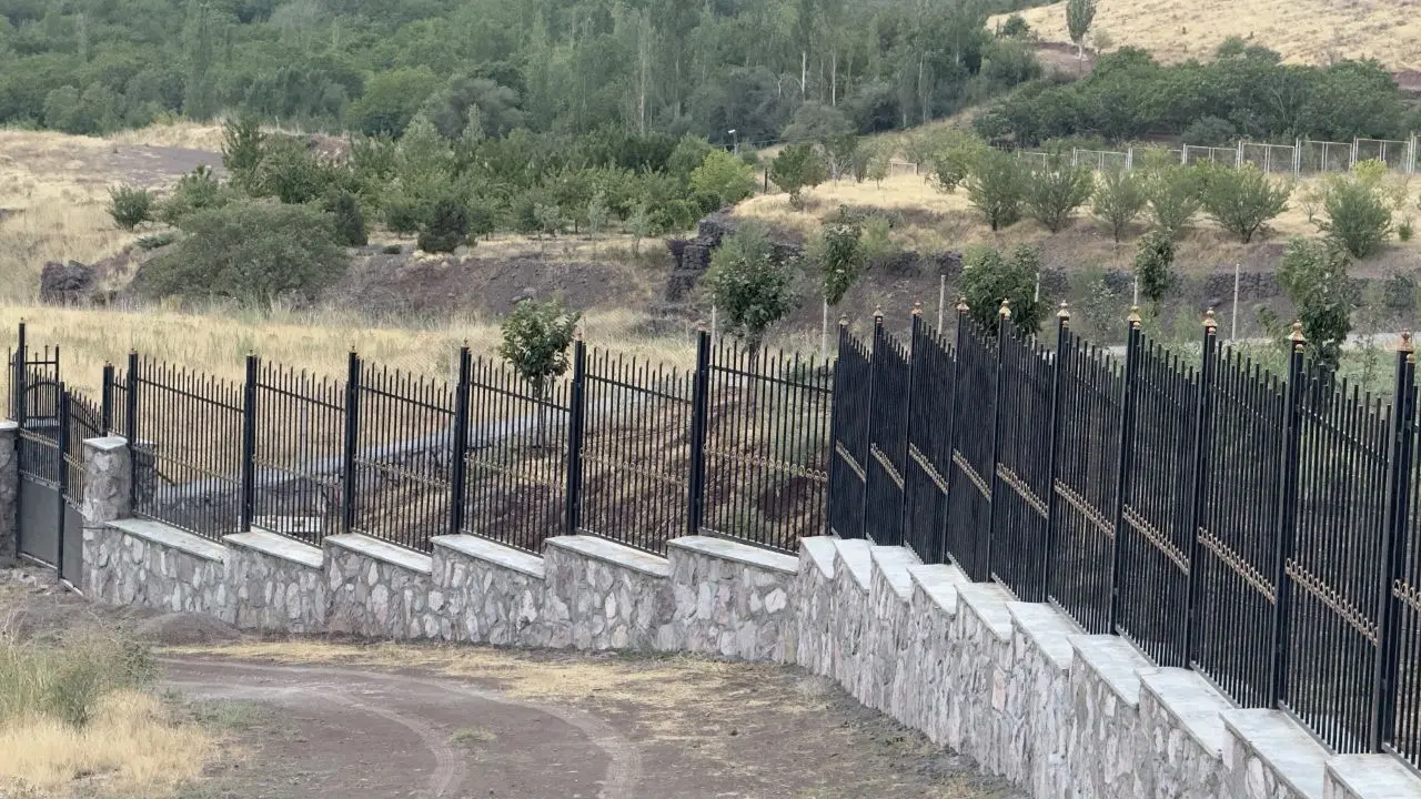 ملک با چشمه اختصاصی