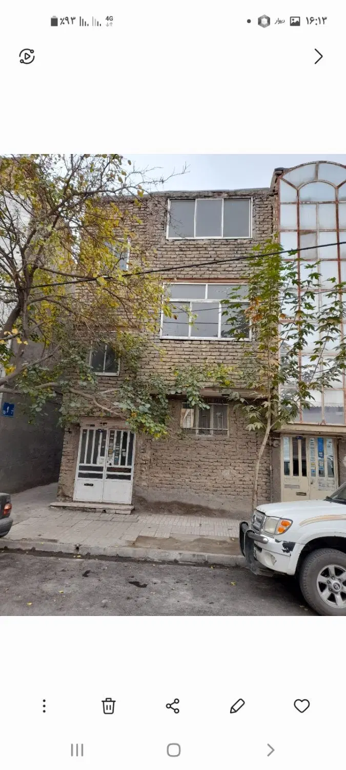 خانه ویلایی حاشیه خیابان