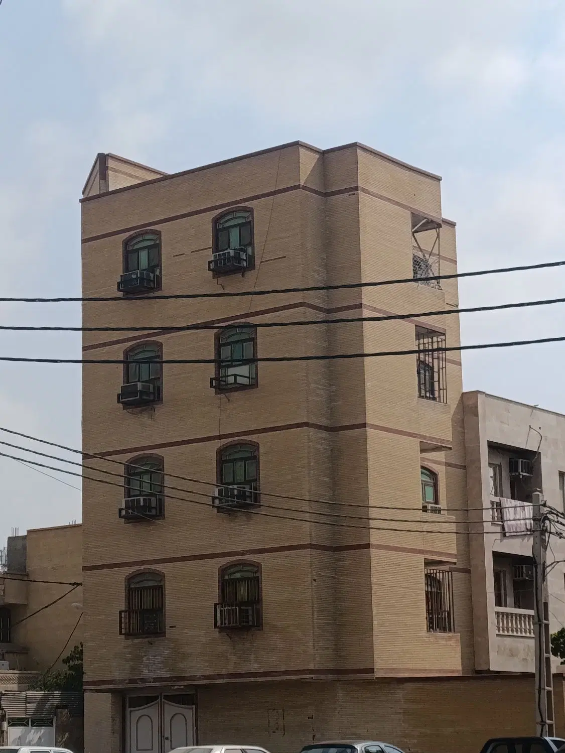 یک واحد مسکونی طبقه 4شخصی ساز به فروش مرسد