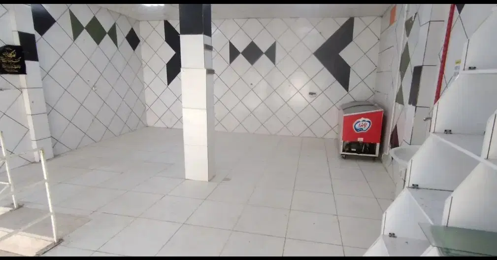 مغازه ۴۰ متری دو طبقه تجاری دارد