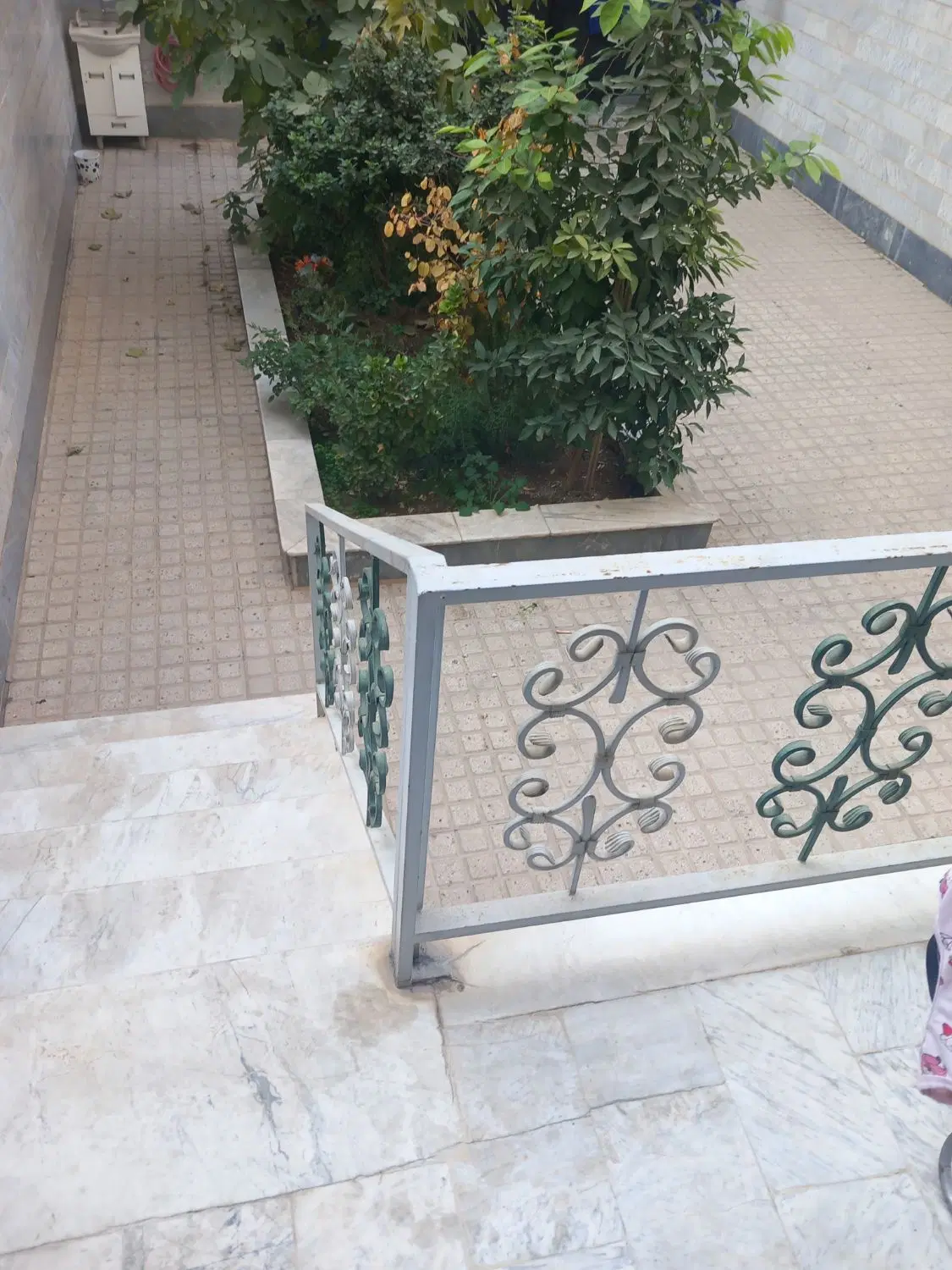 همخونه خانم می‌پذیرم