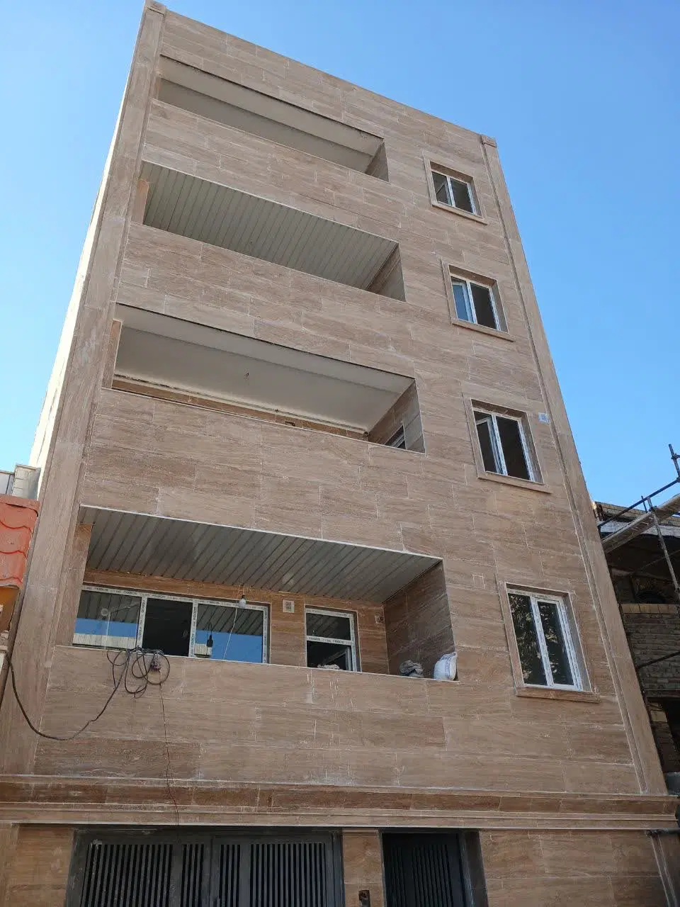 فروش یک واحد آپارتمان سه خوابه