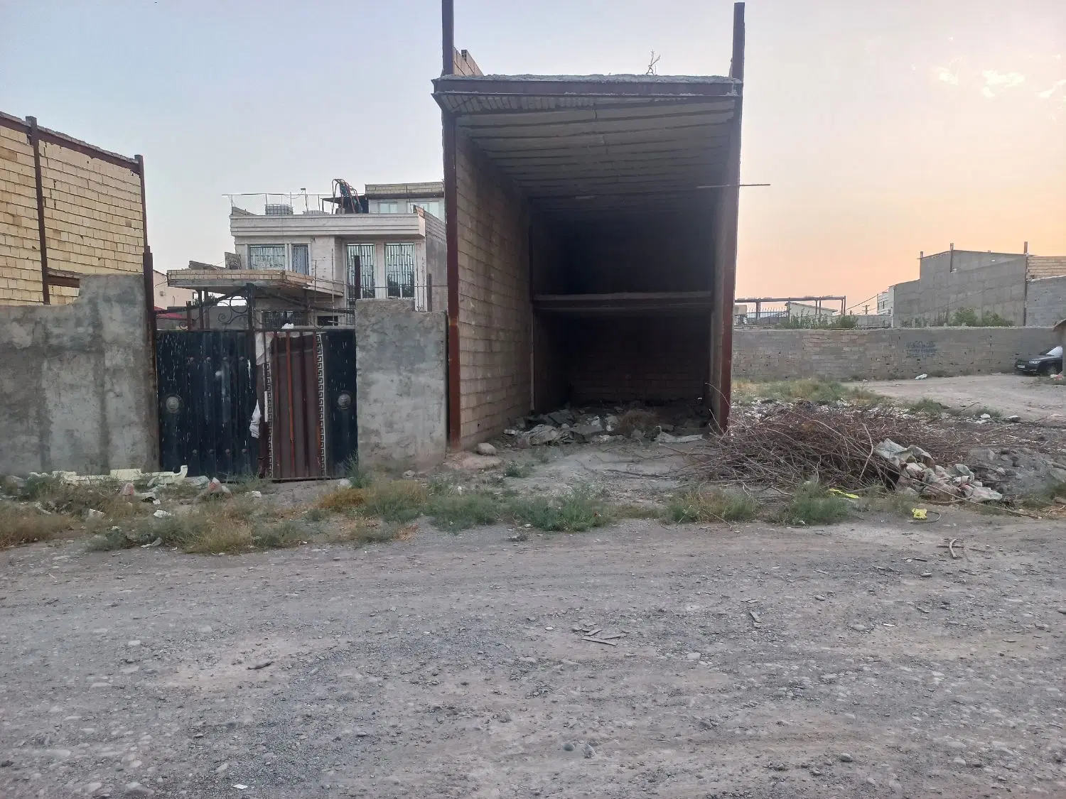 یک باب مغازه تجاری نیمه کاره