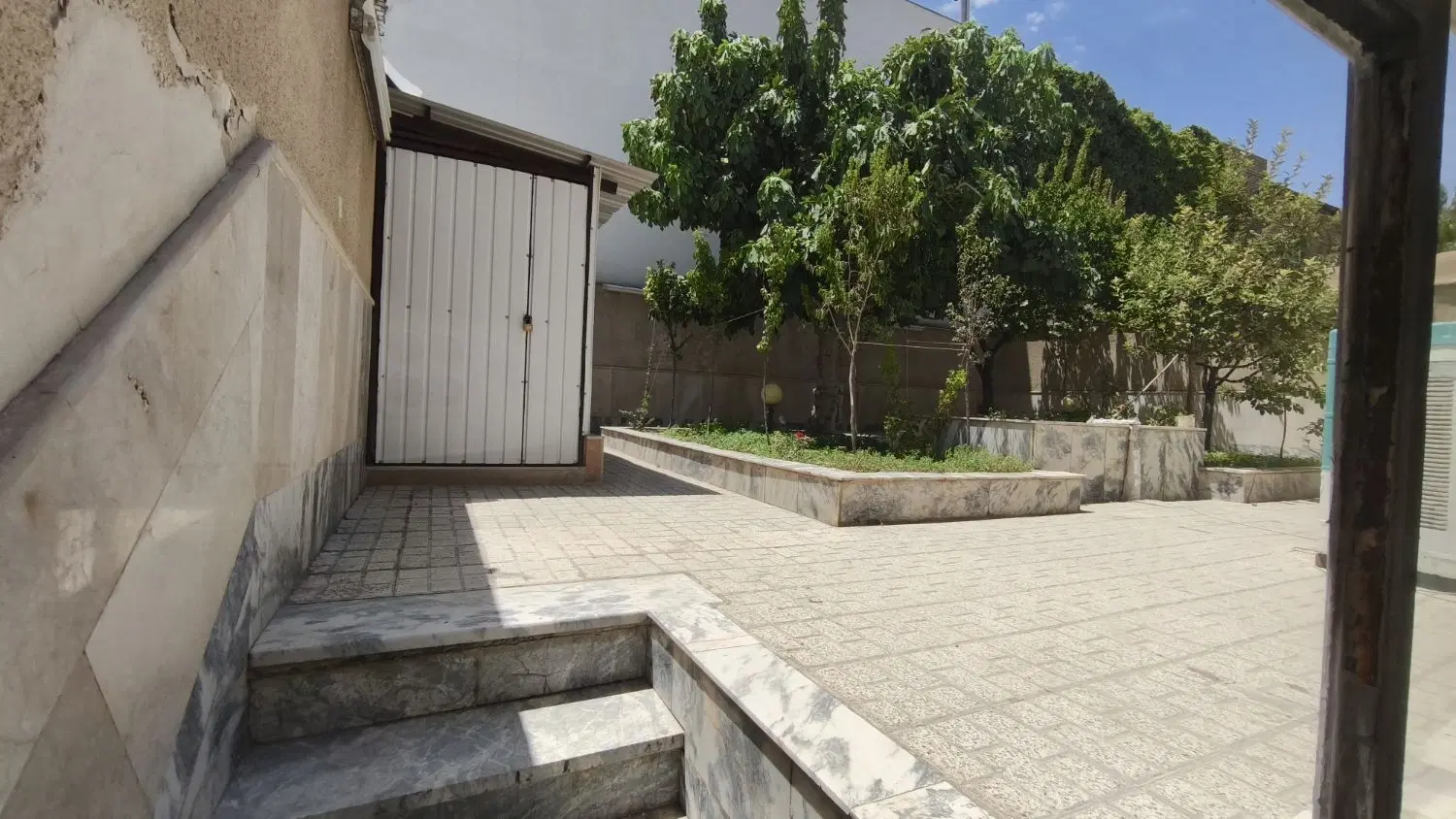 ویلایی ۳۰۰متر دربست ۳خواب شیک ۳