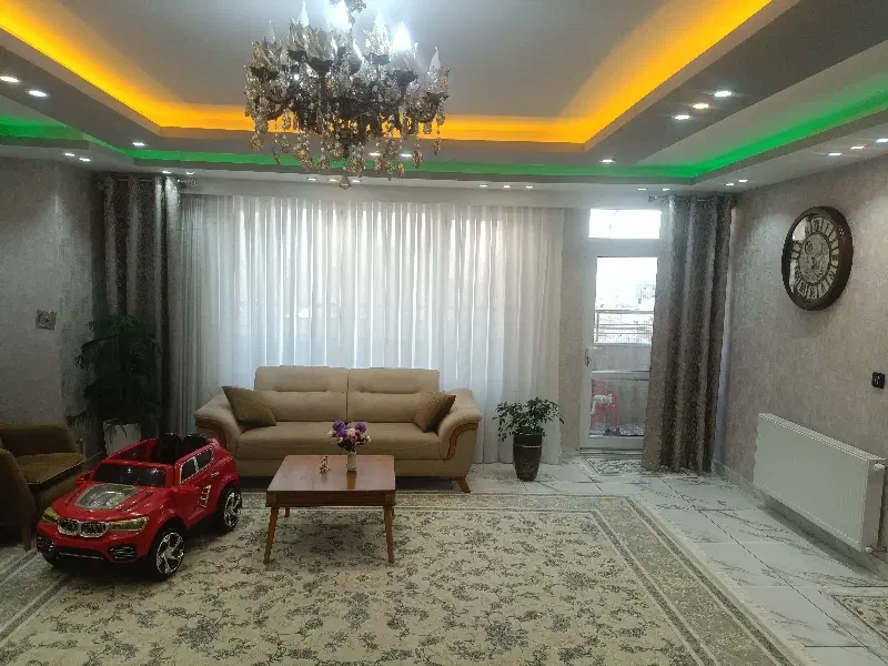 یک خانه دو طبقه