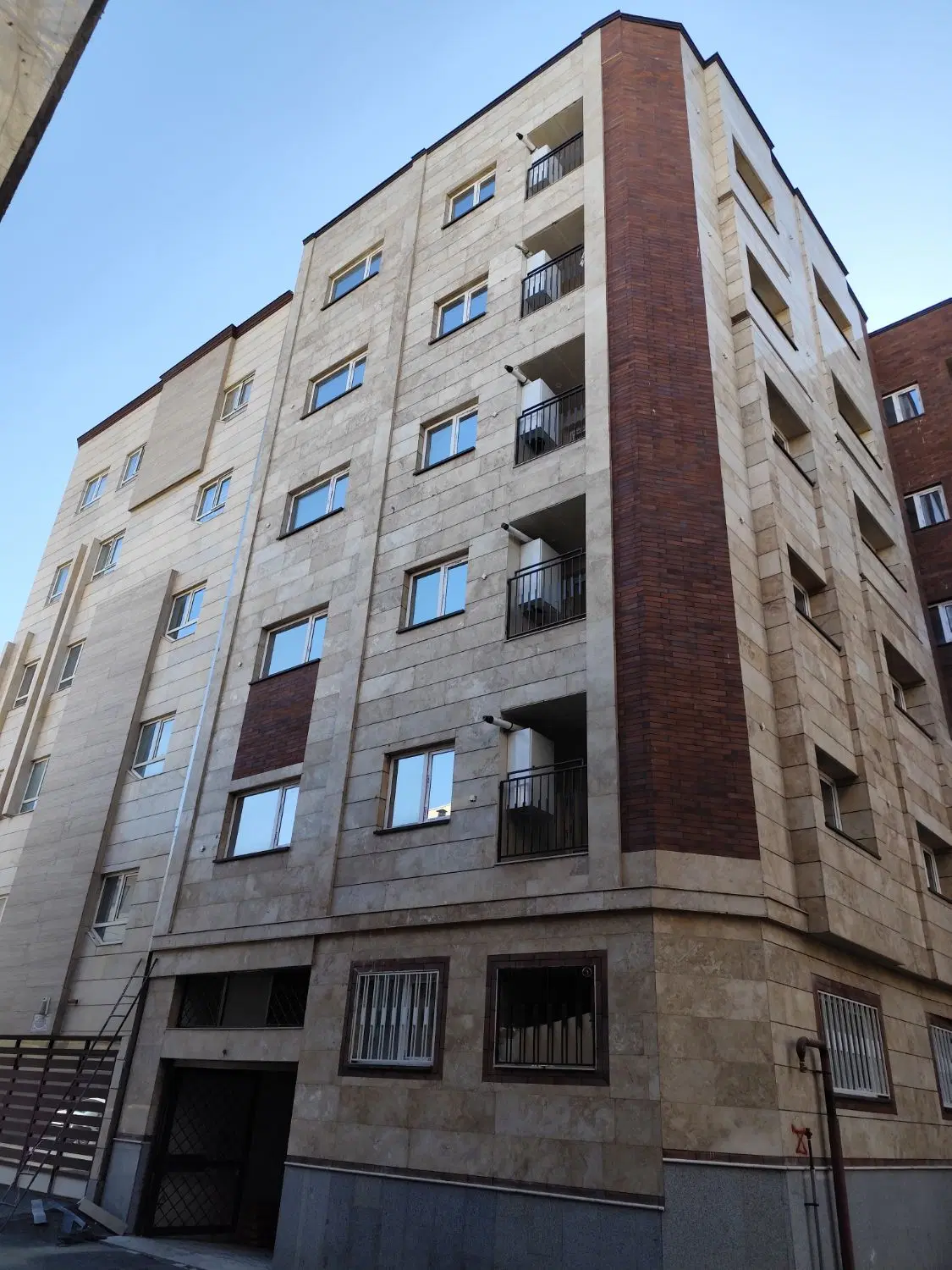 فروش یک دستگاه آپارتمان در همدان