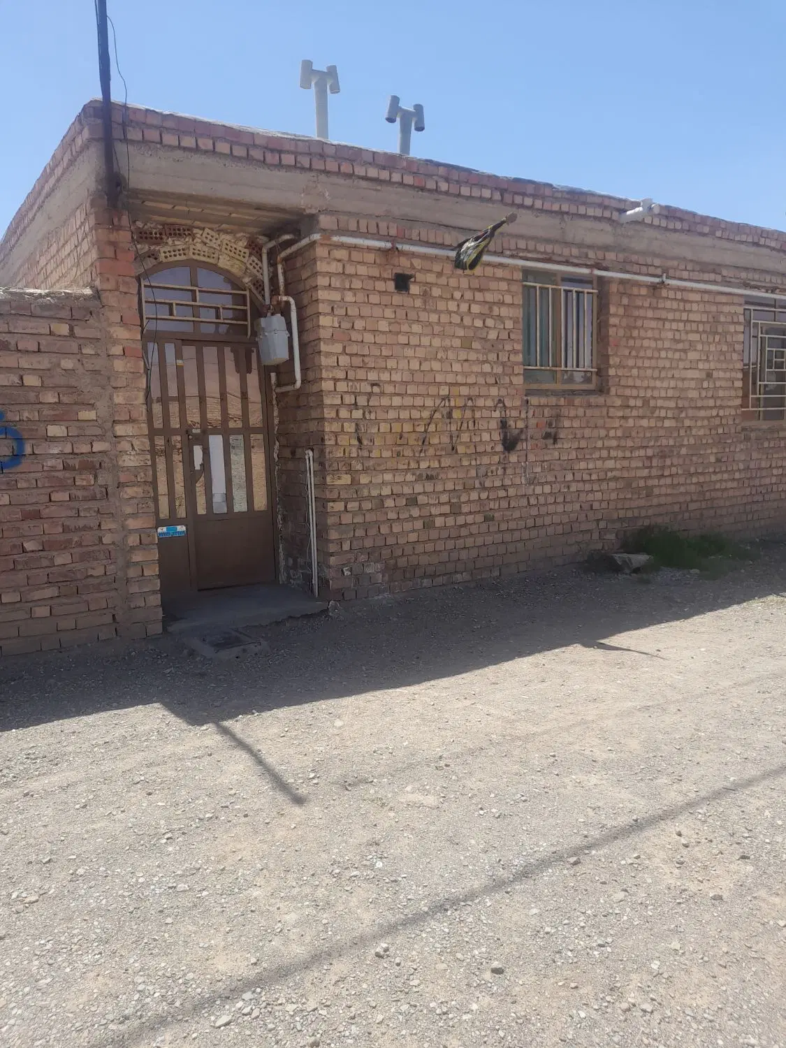 خانه ویلایی 1300 متر 100 متر زیر بنا  زرند