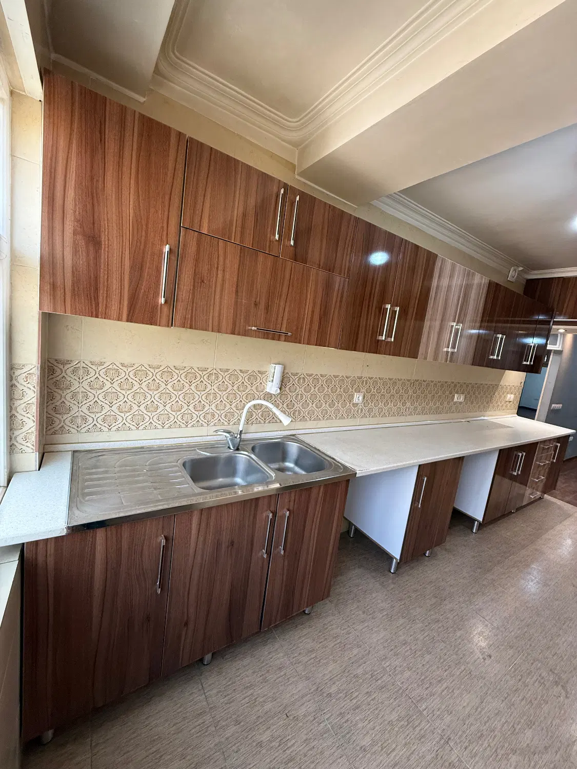 یک واحد نقلی در خیابان باشی (خواجه نصیر شمالی )
