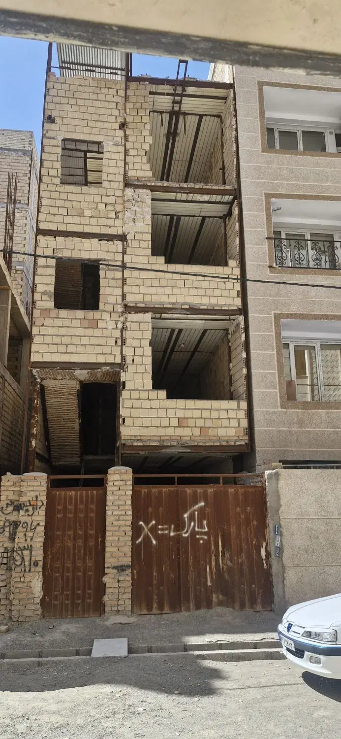 ساختمان نیمه کاره