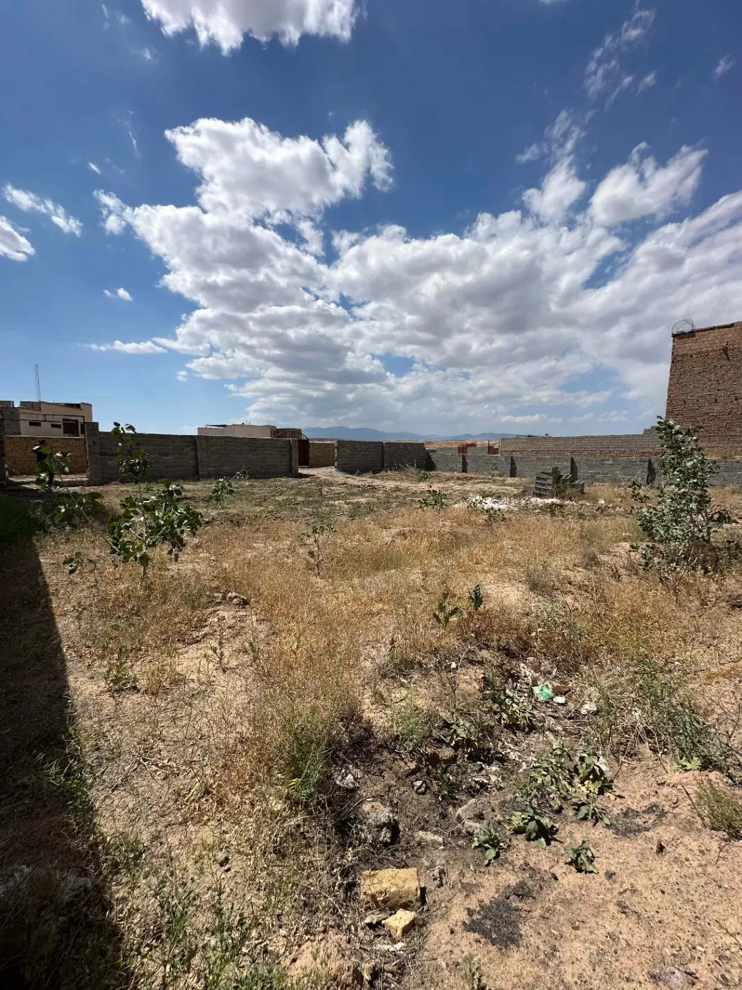 ۵۰۰ متر زمین مسکونی ، چهار دیواری