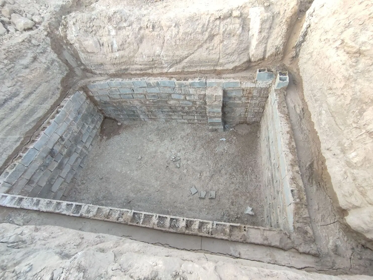 زمین طولیه ۱۰۰۰ متری