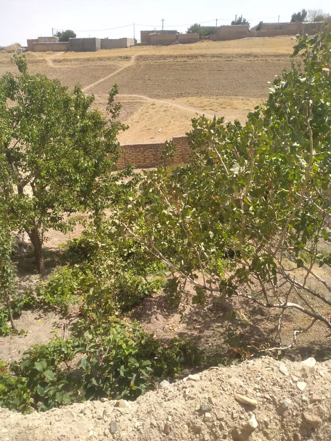 فروش خانه ۶۸۰متری دارای باغچه وحیات وزیرزمین و...