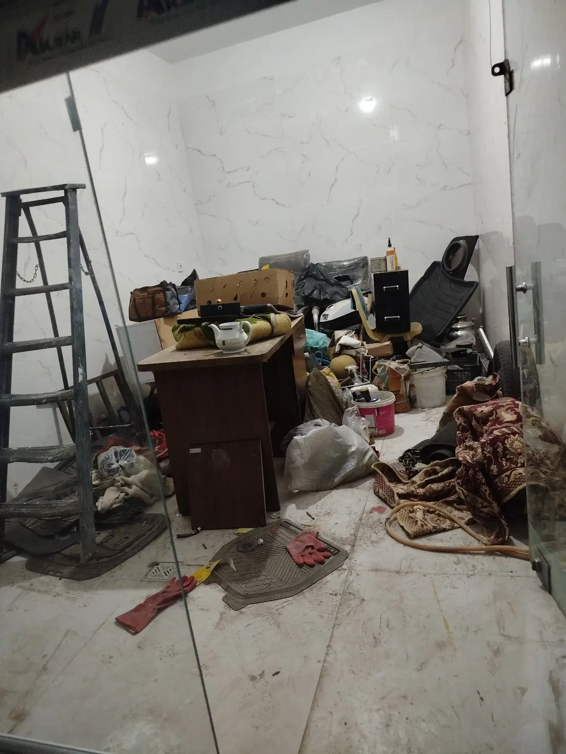 یک مغازه فروشی