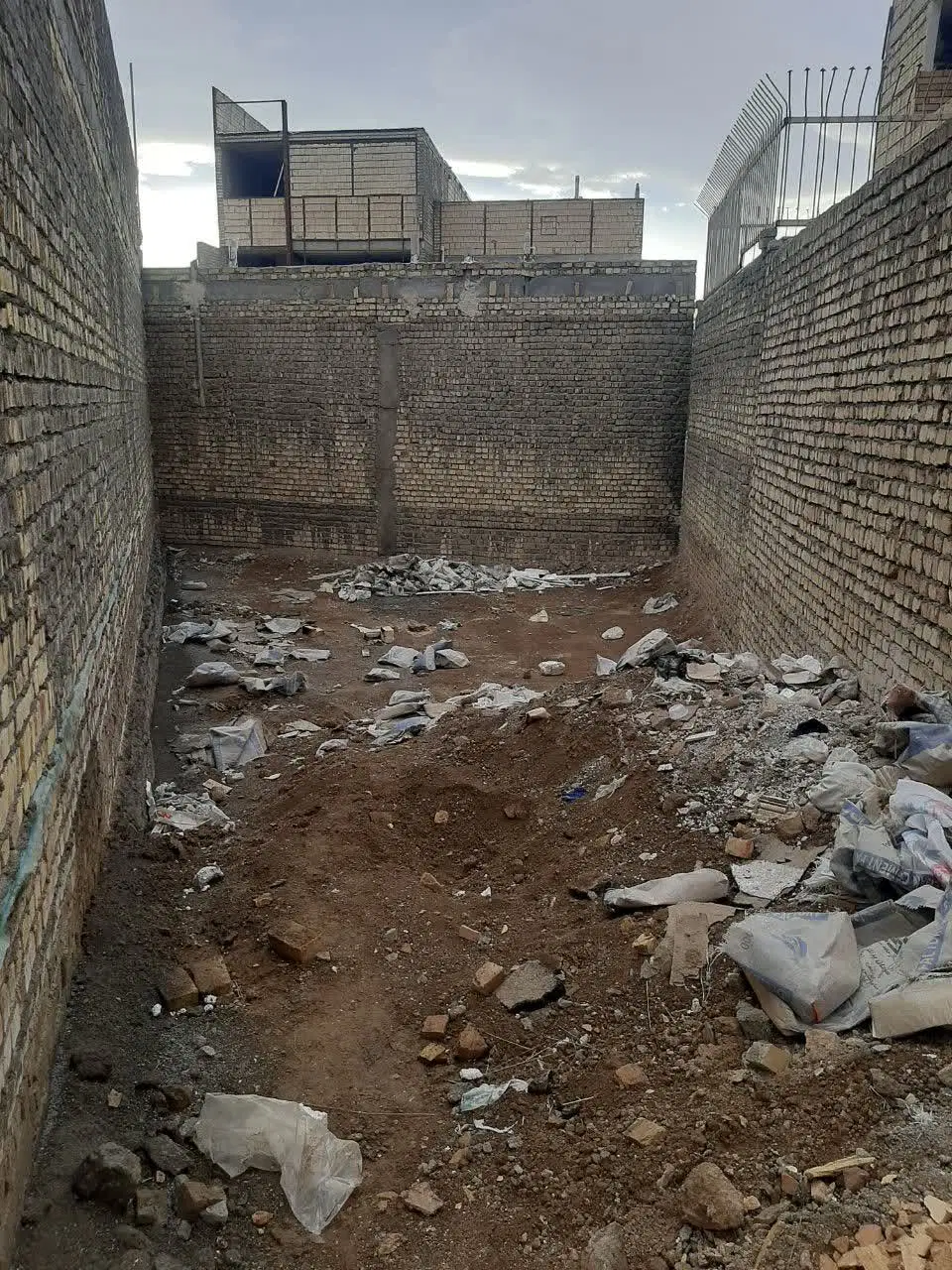 زمین فروشی