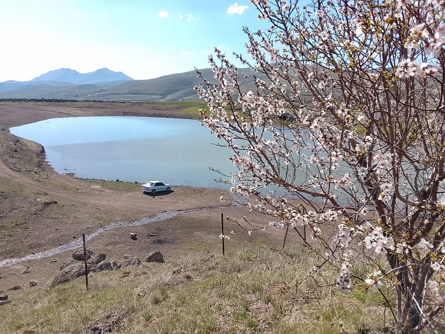 باغ کنار دریاچه روستای زرشک