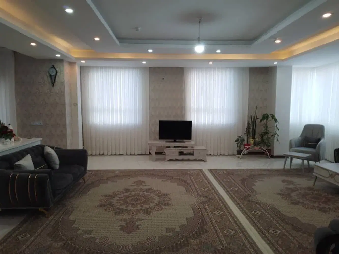 اجاره طبقه ۱۳۰ متری راه جدا