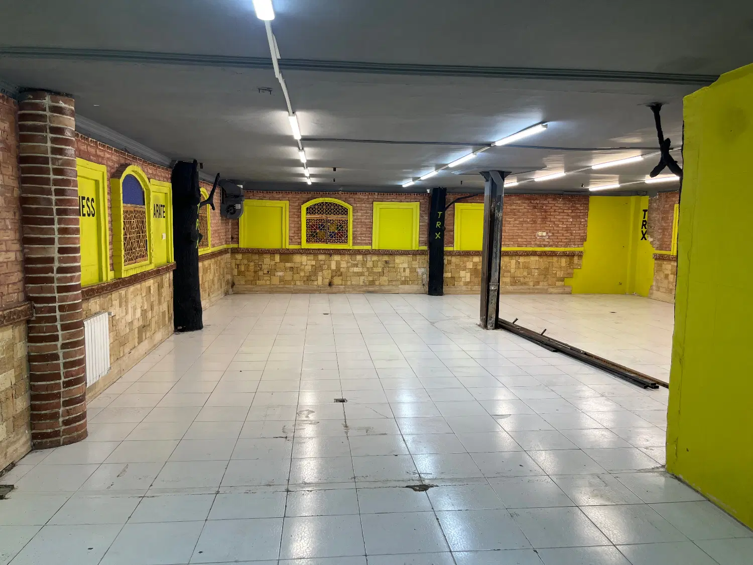 اجاره سالن زیرزمین ۱۳۰ متر دارای تجاری
