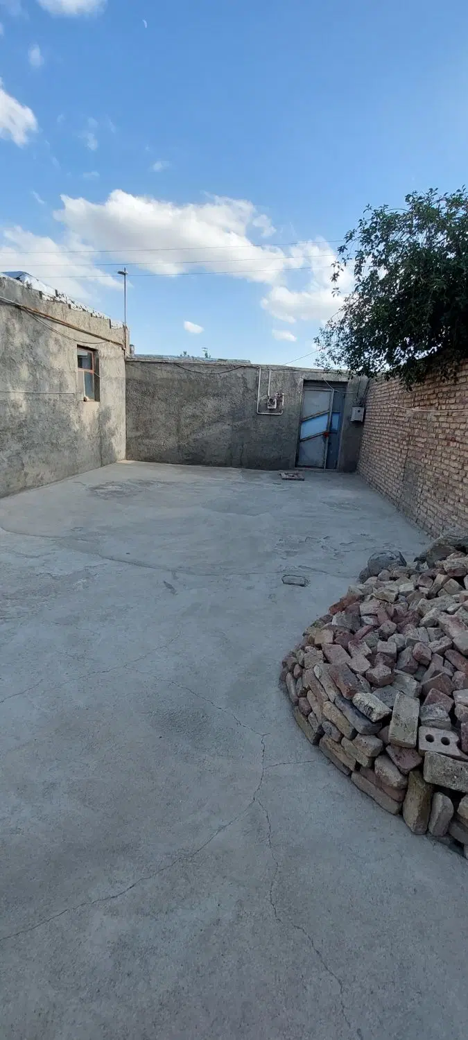 ۲۷۰مترحیاط ویلایی نزدیک خیابان بهار کوچه جانباز ۱۱