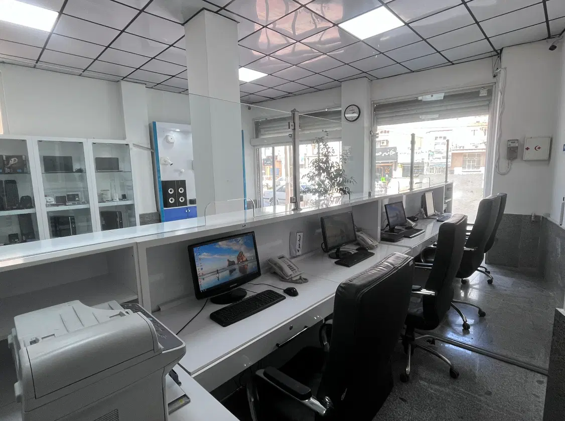 فضای کار اشتراکی با تجهیزات و زیرساخت