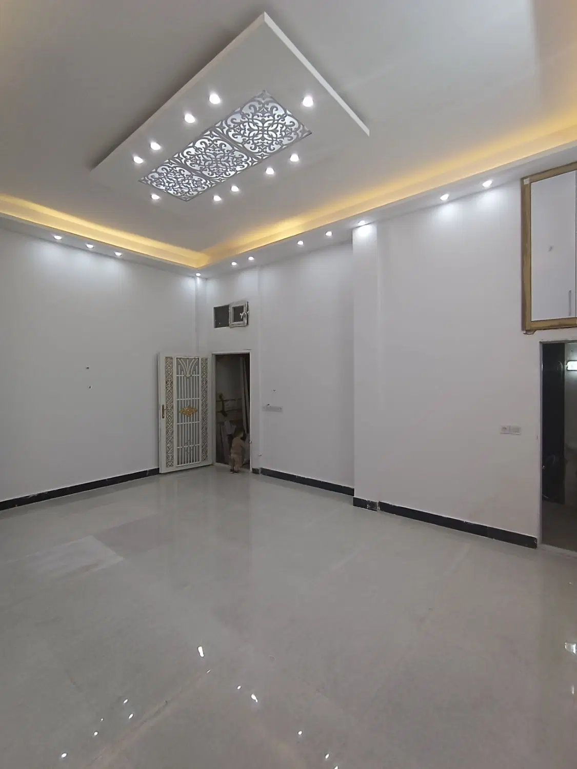آپارتمان شیک و لوکس حاشیه خیابان اصلی