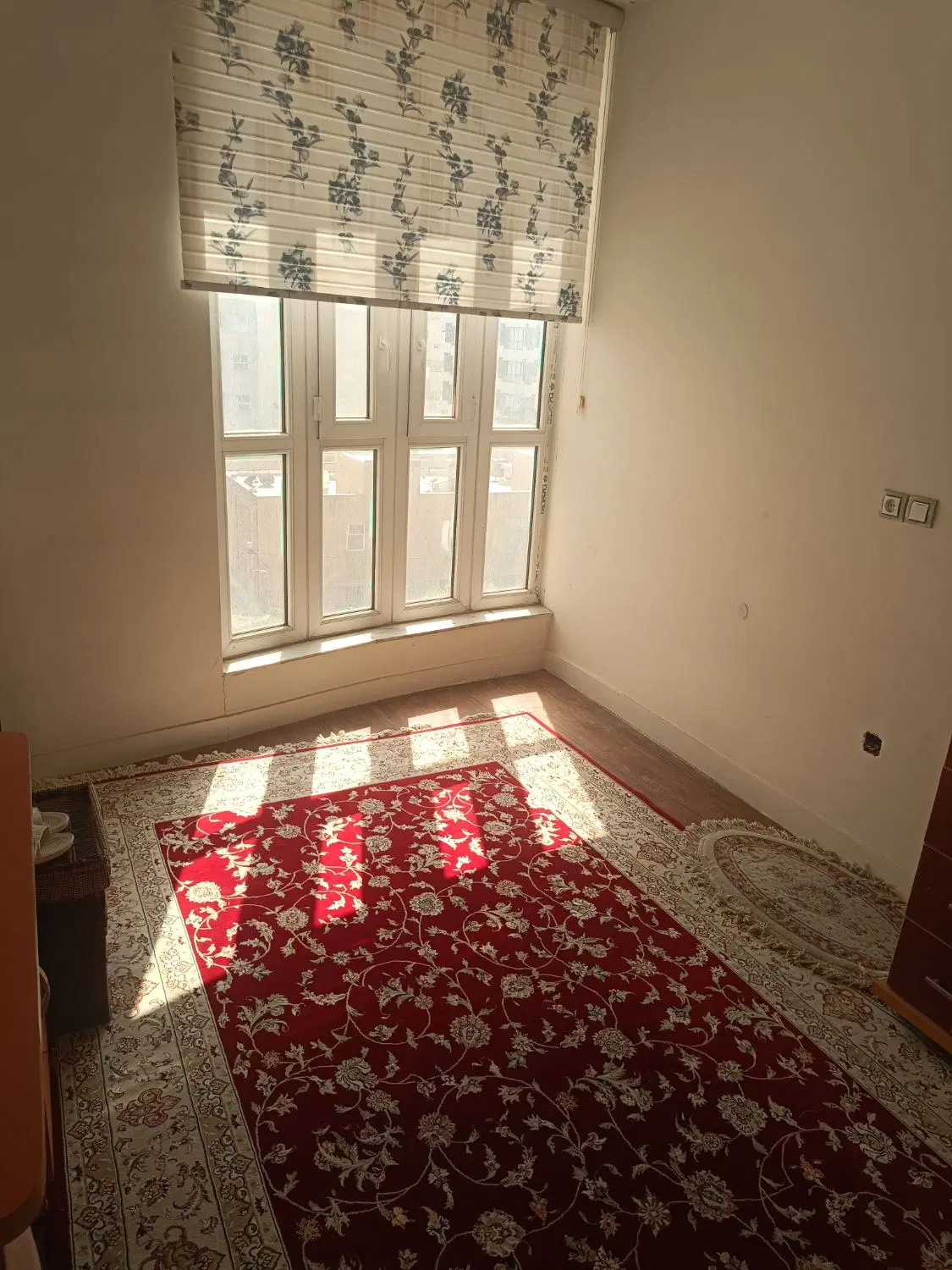 به یک همخونه خانم که با هم تو یک خونه زندگی کنیم