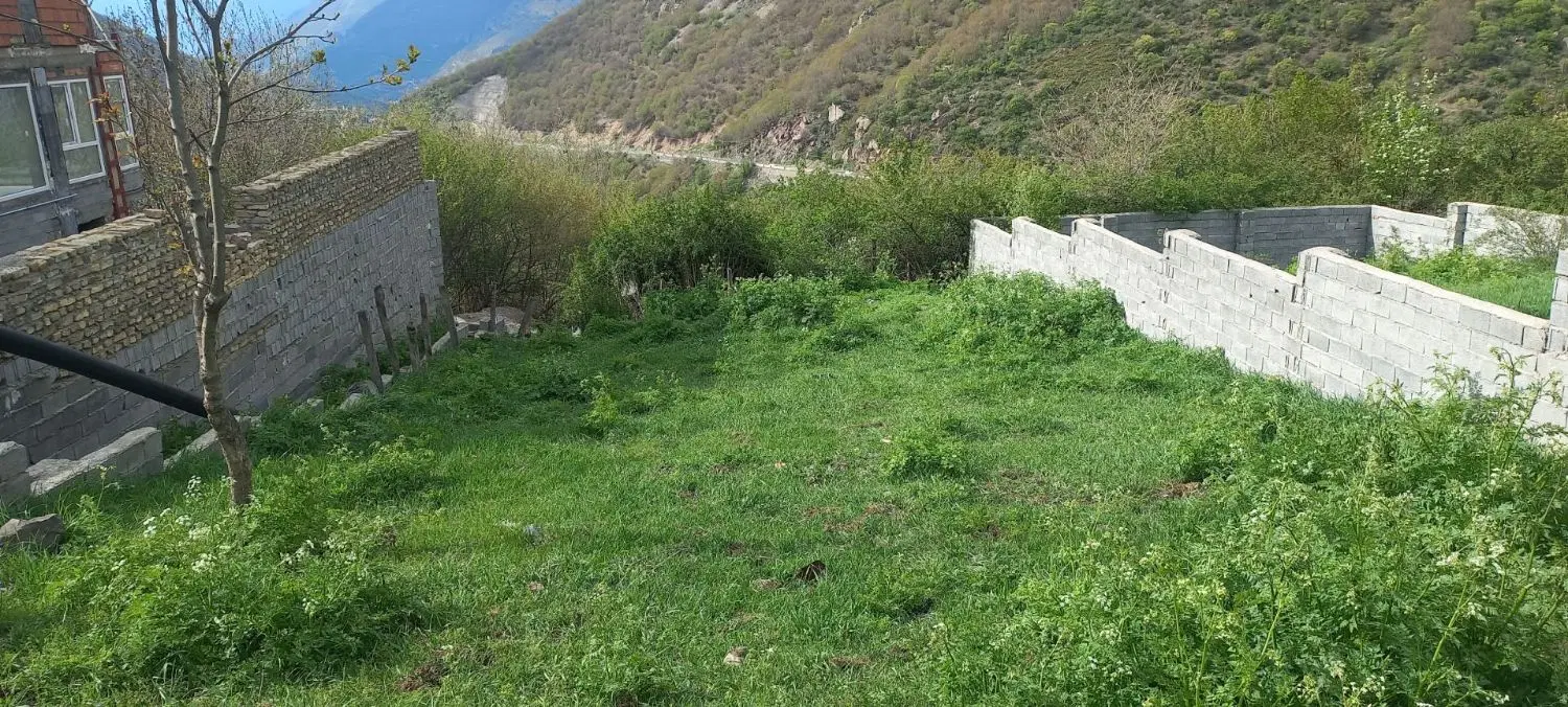 زمین ۲۰۰ متری در طبیعت جاده‌ چالوس و نزدیک تهران