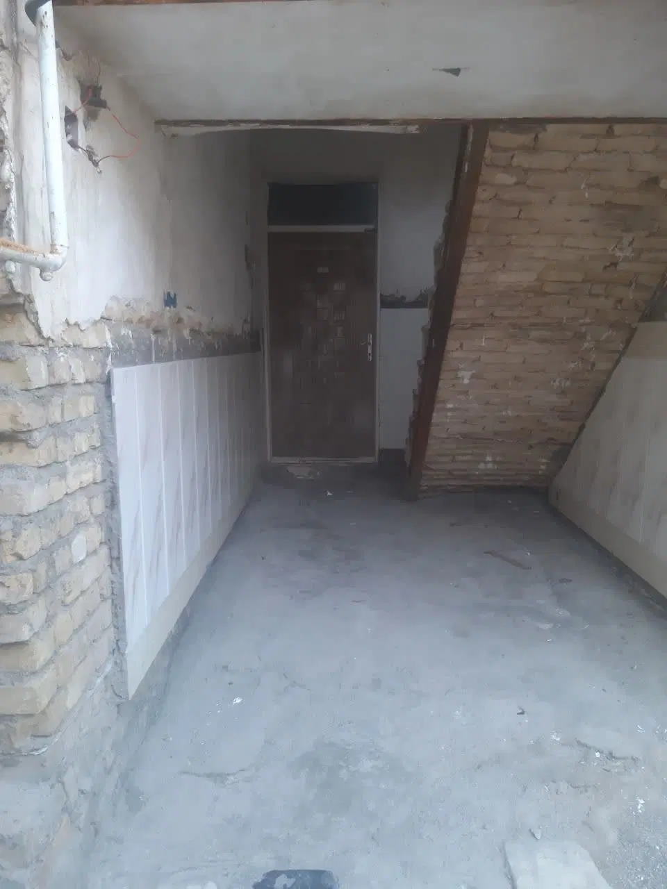 ساختمان ویلایی همکف و یک اتاق بالا فروش فوری فوری