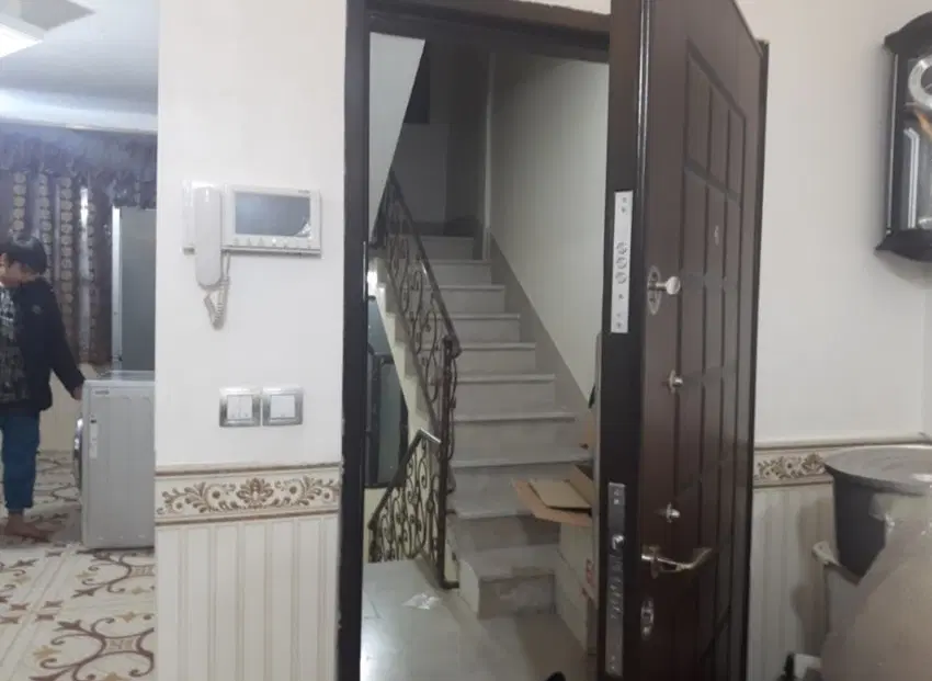 آپارتمان شیک همکف بهترین موقعیت شهید آوینی