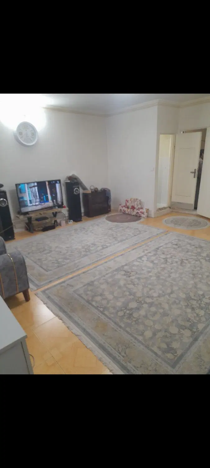 واحد ۹۰متری طبقه ۲  نزدیک خیابان هنگام