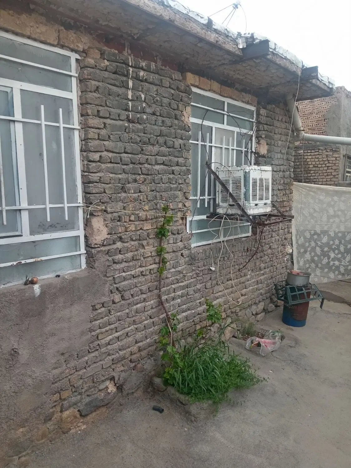 یک منزل مسکونی 200 فروشی  80 متر زیر بنا
