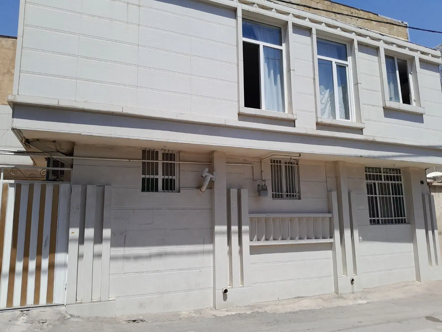 یک‌دستگاه‌خانه‌مسکونی‌در‌‌خیابان‌سی‌متری‌