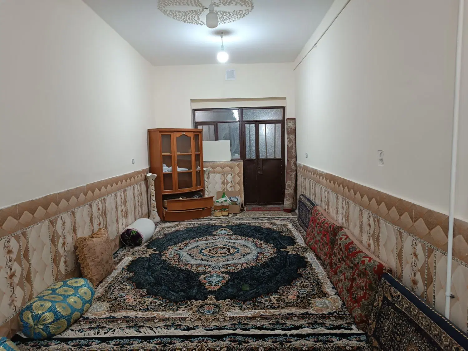 فروش منزل ویلایی همراه با دو مغازه یااجاره حیاط