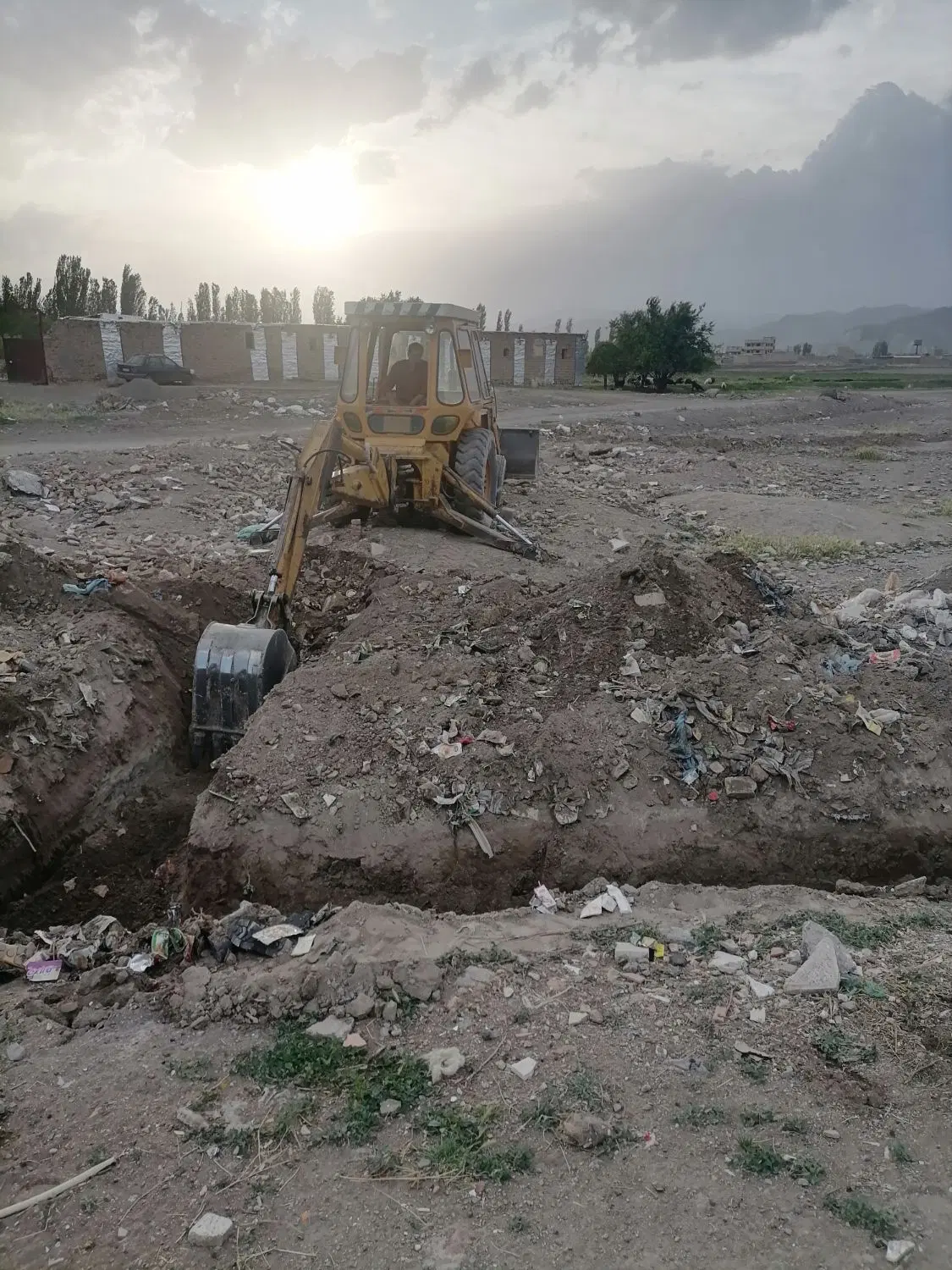 زمین مسکونی و جای انباری
