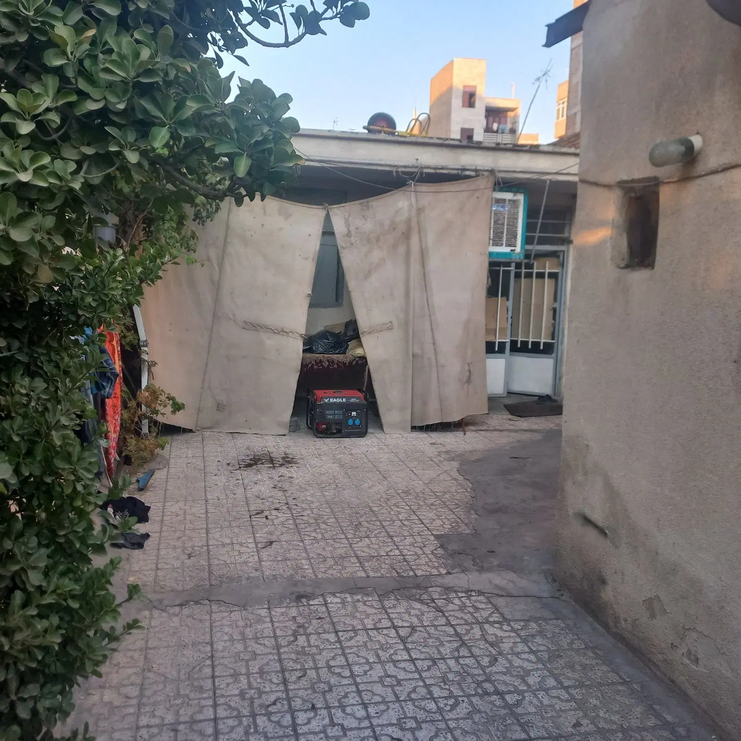 ملک فروشی