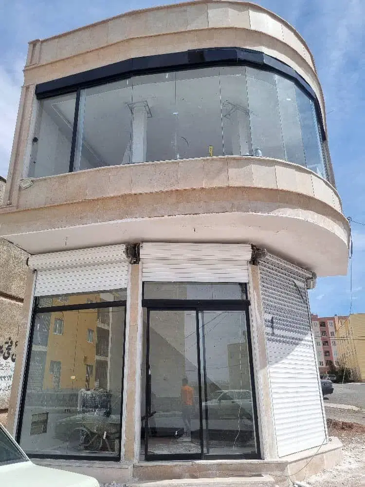 مغازه بر خیابان چسبیده نانوایی و مدرسه