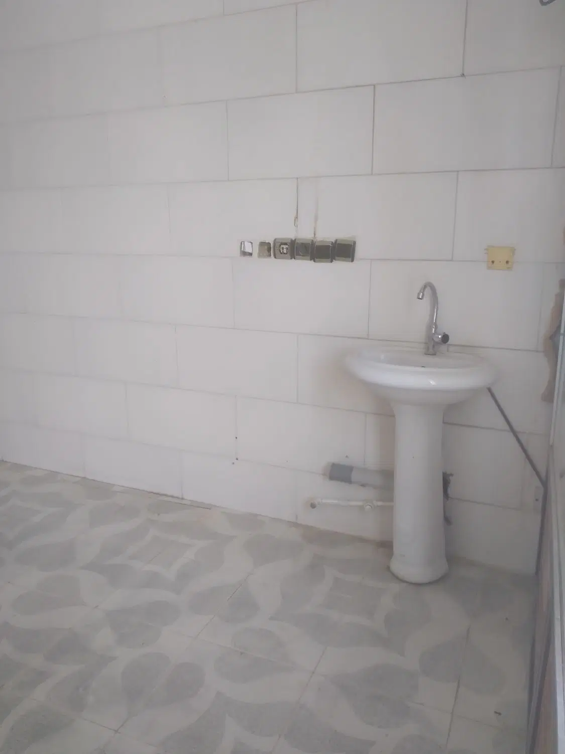 یک دهنه مغازه اجاره داده میشود...