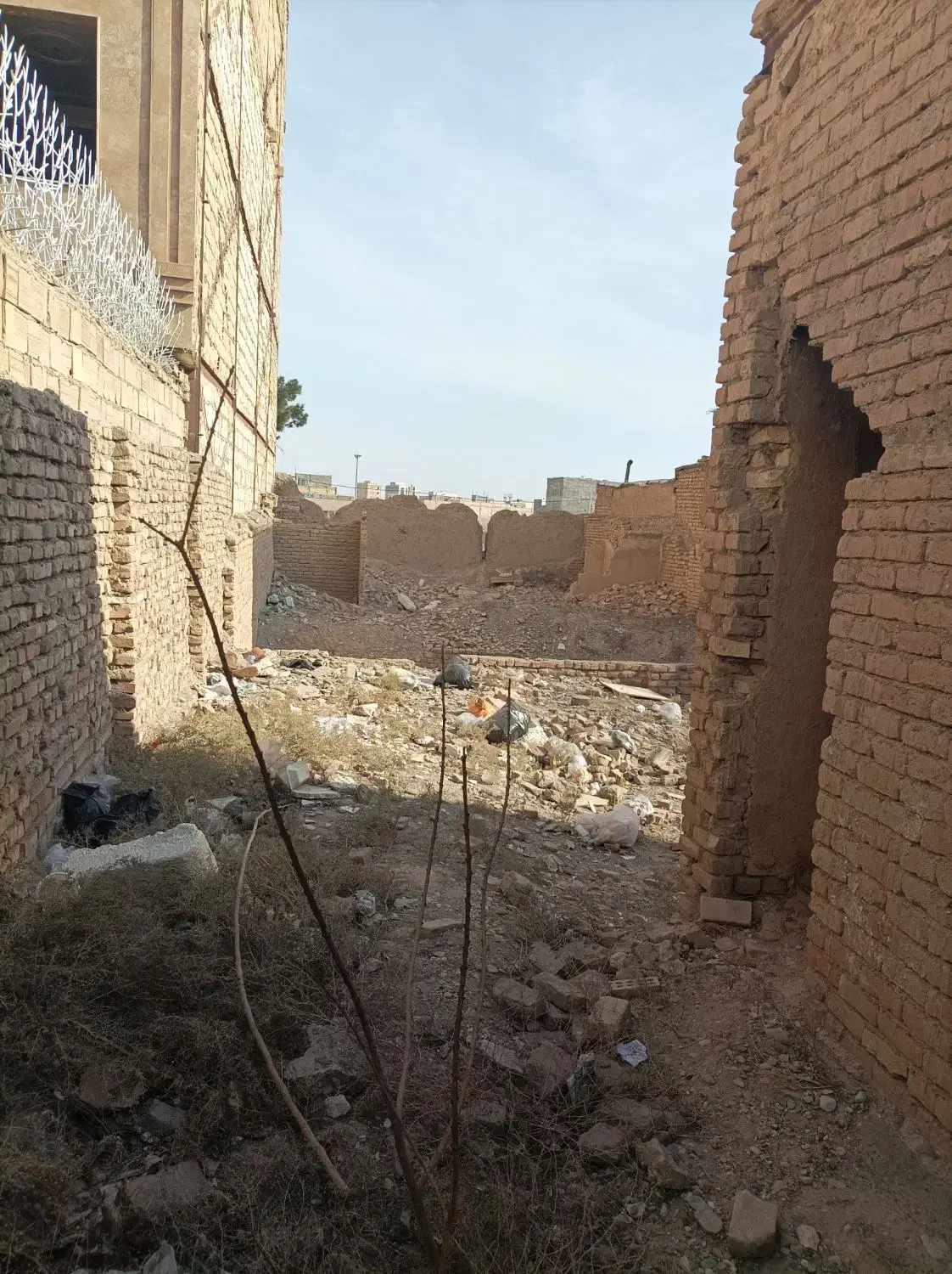 300 متر زمین مسکونی تجاری. ترکاشوند سروستان