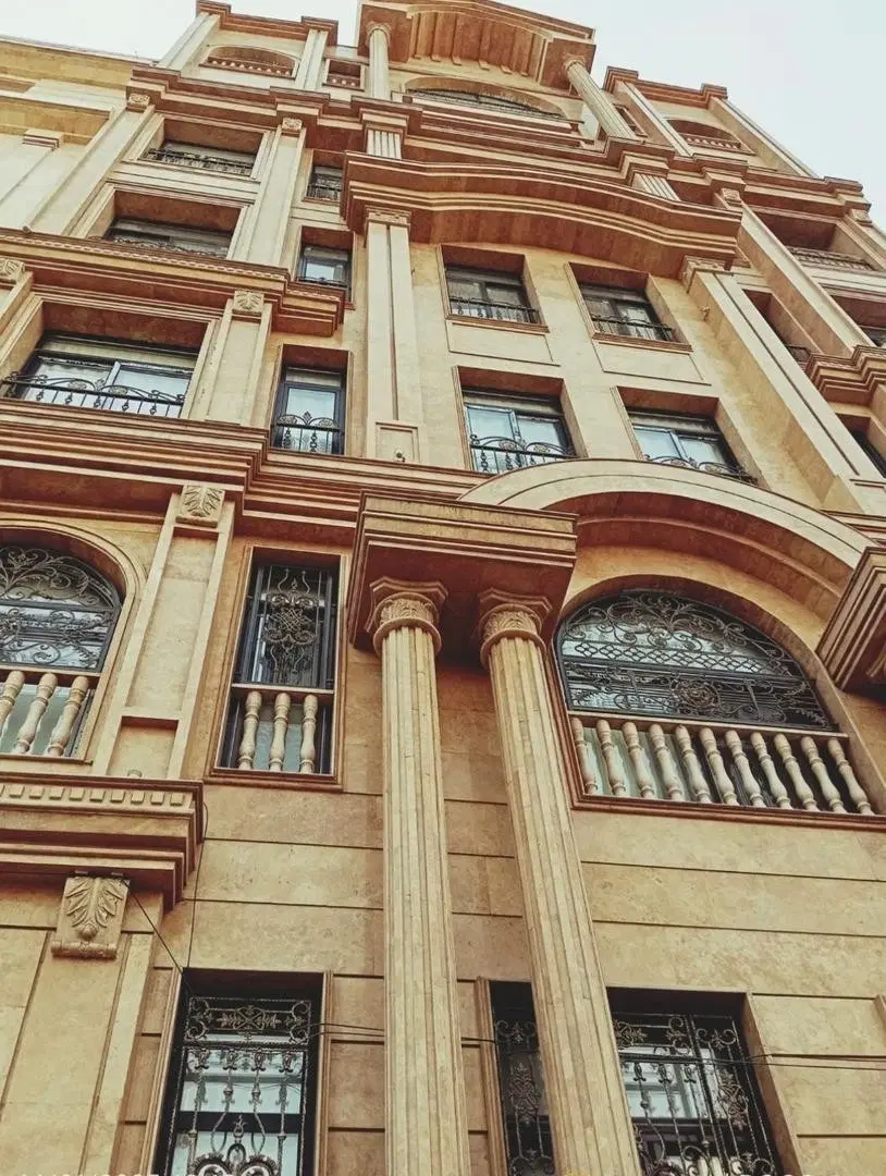 ۳۴۰ متر لوکیشن خاص ۱۲۰ متر حیاط اختصاصی