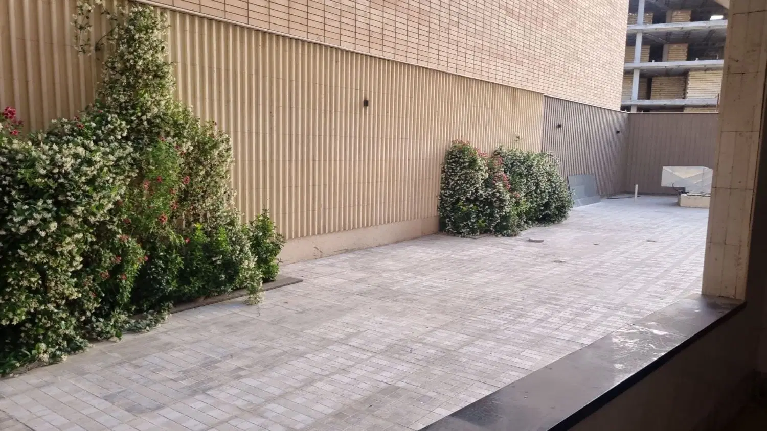 زمین مسکونی ۵۶۰ متر سه نبش