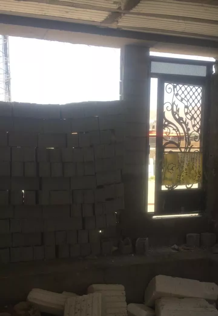 ملک سه طبقه نیمه ساز ، جاده نظامی شهرری