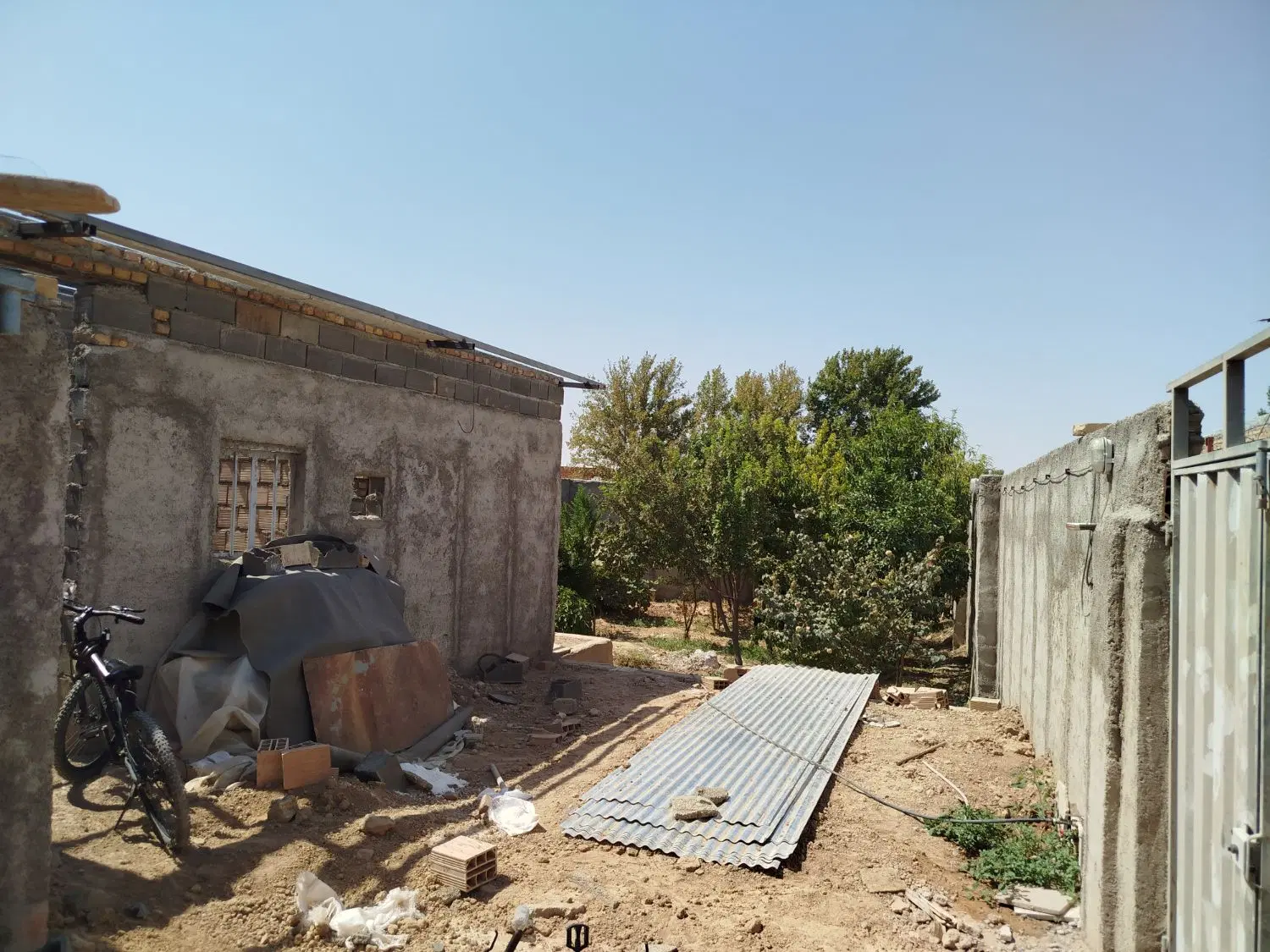 زمین چهار دیواری ۲۳۰ متر