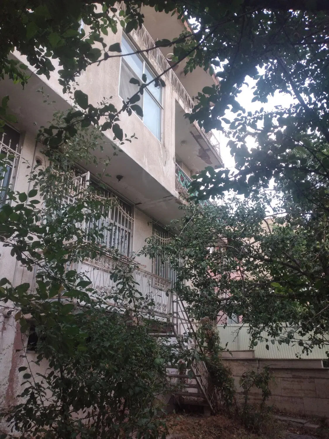 ۶۰۰متر زمین همراه ۵۰۰متر بنای قدیمی