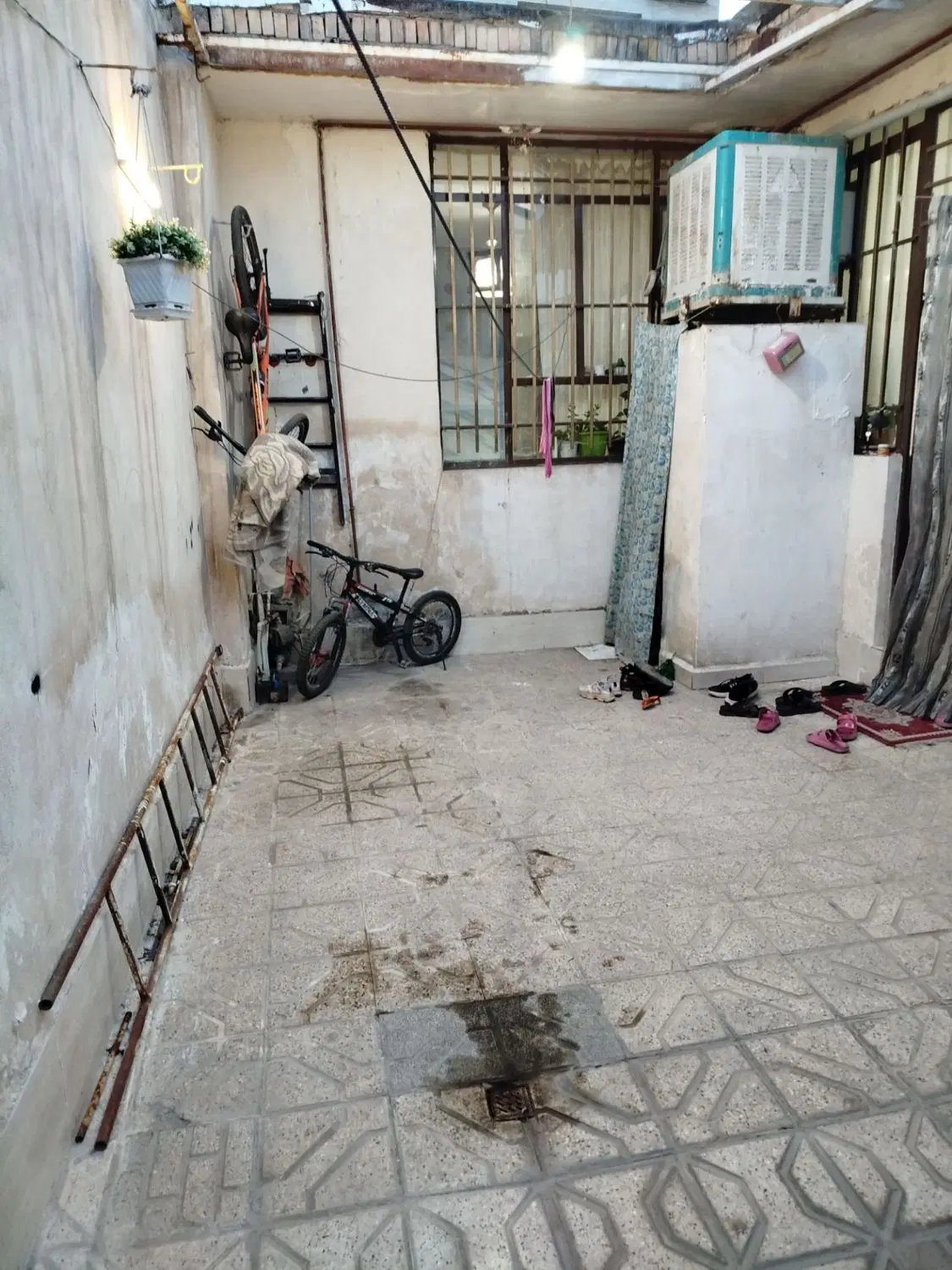 حیاط 90متری اسکلت ماشین رو.همت اباد