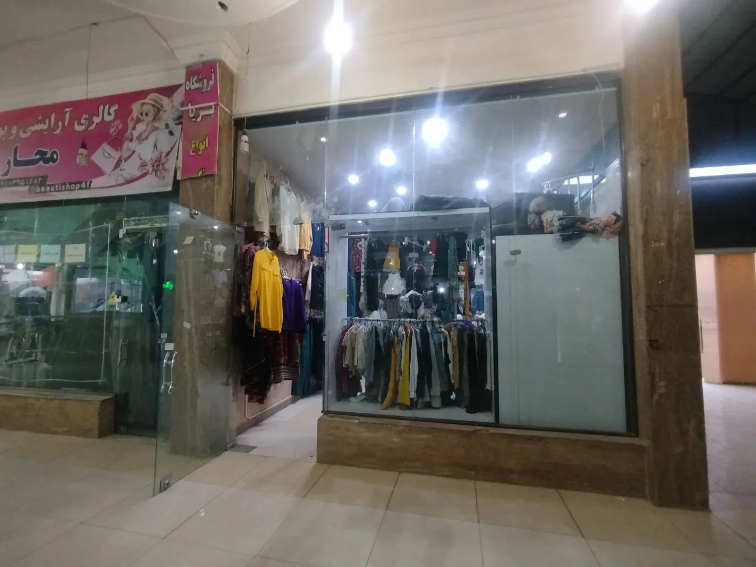 فروش مغازه ۲۰متر  سه طرف ویترین شیشه ای