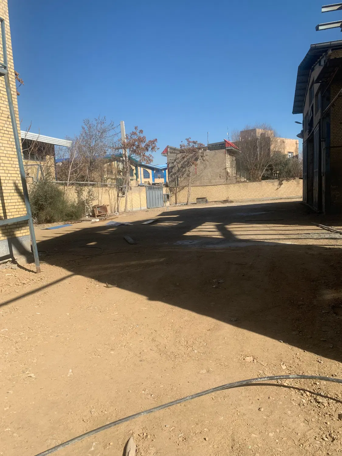 ۶۸۰متر زمین۴ دیواری_ مجوز ۷۰۰ متر سالن در ۲ طبقه