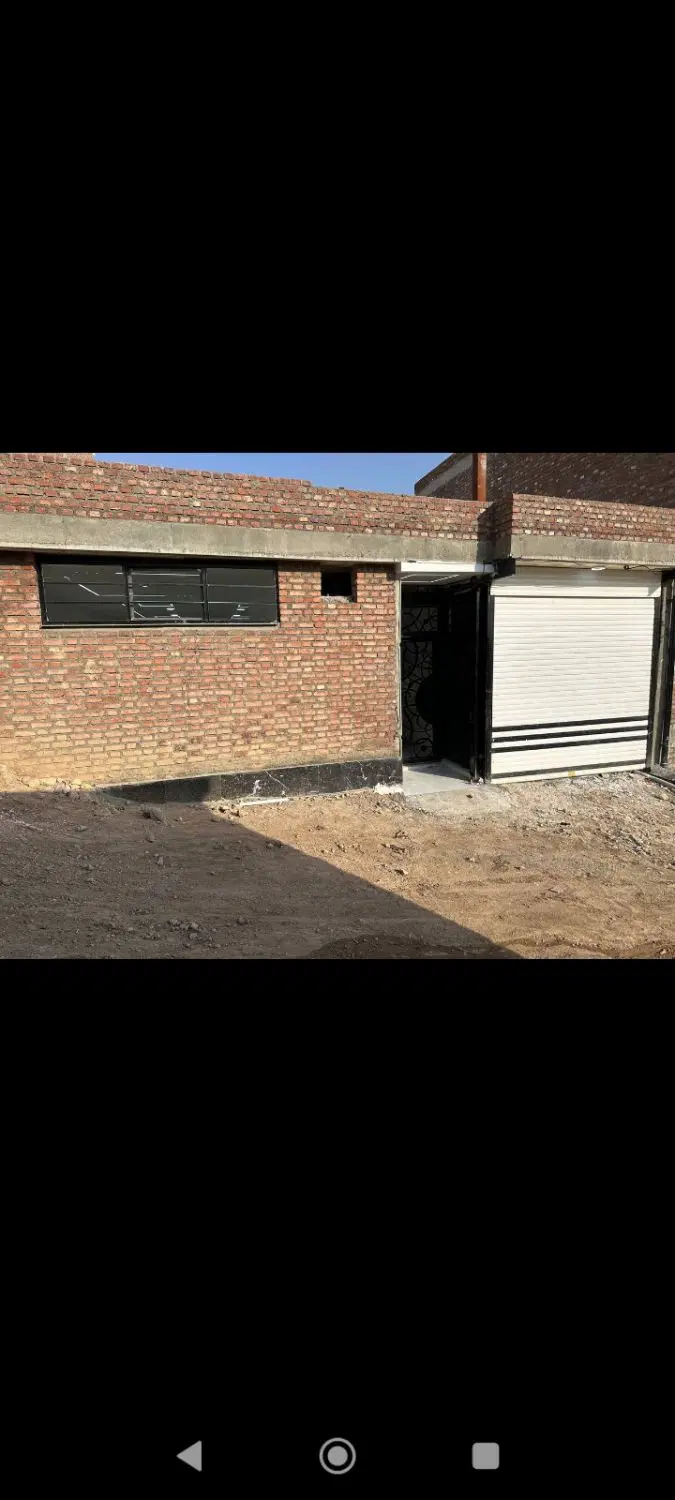 ساختمان 100متری هم کف. در پشت 30متری نالشکینه