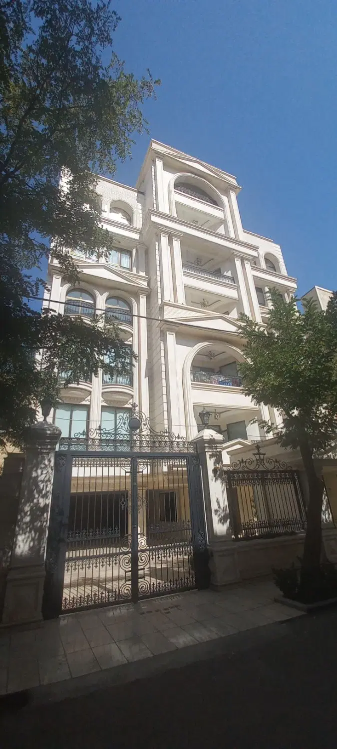 ویلایی ۵۰۰ متر دو ممر ۷۰۰ متر زیر بنا لوکیشن خاص