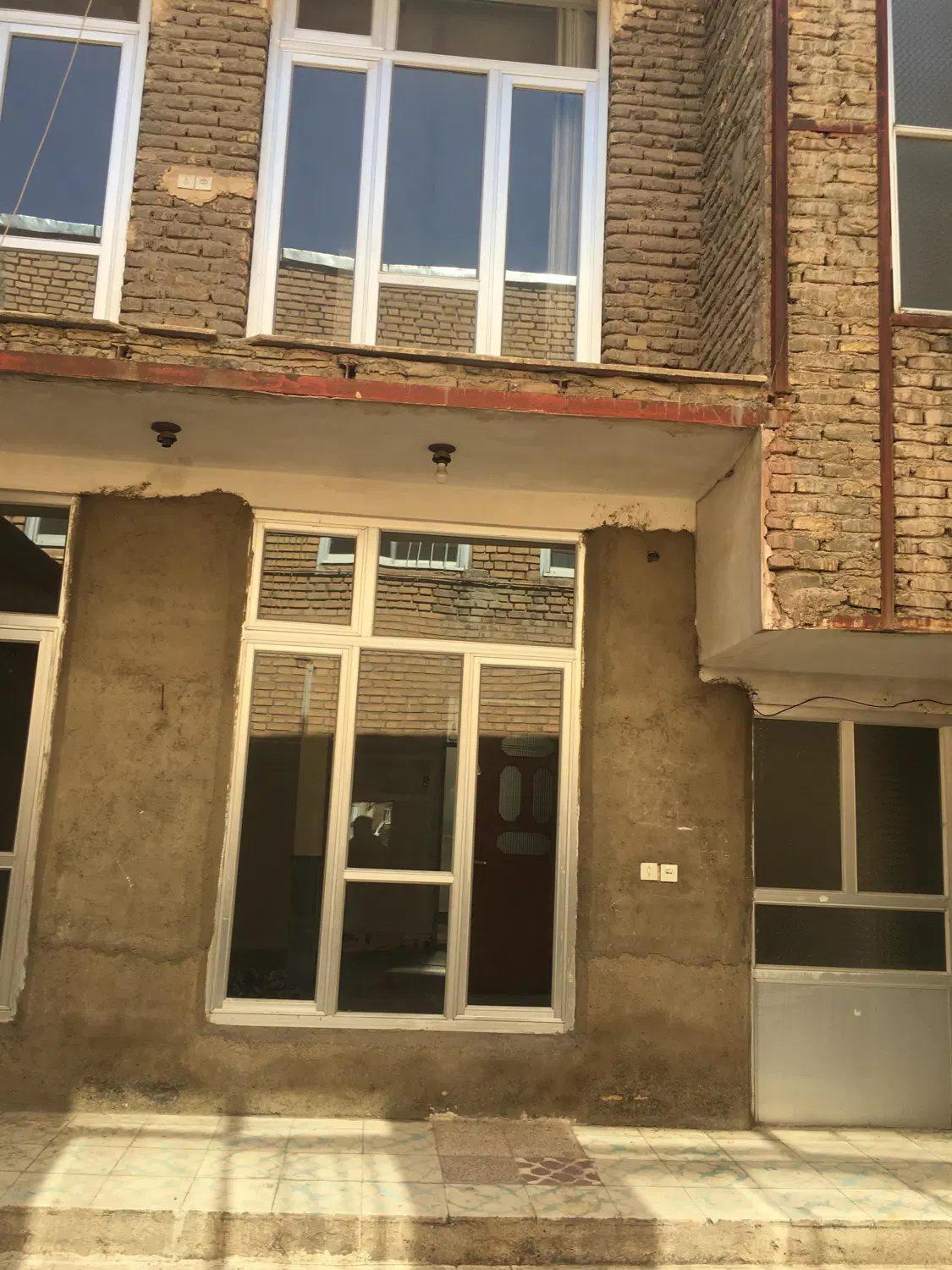 حیاط دو طبقه بر خیابان(حجتی)